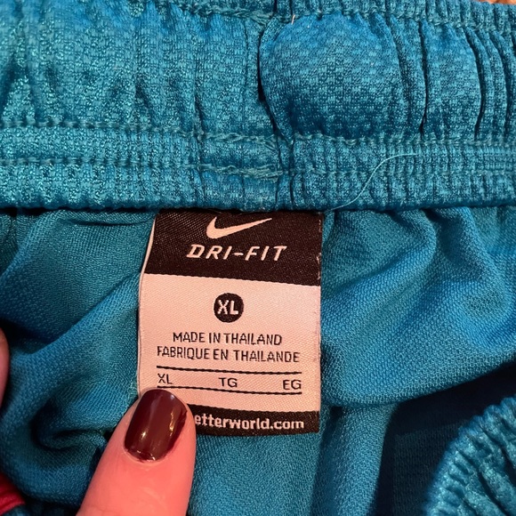 Nike basketball shorts - Picture 2 of 3